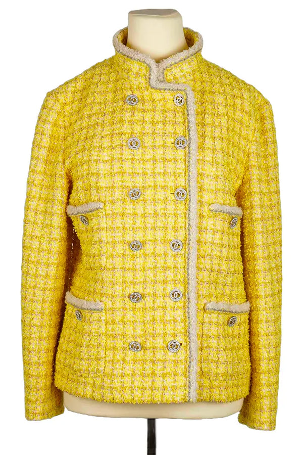 Veste d'été Chanel en tweed jaune et lurex doré, col montant, double boutonnage et ganse frangée blanche, idéale pour un look lumineux et structuré.