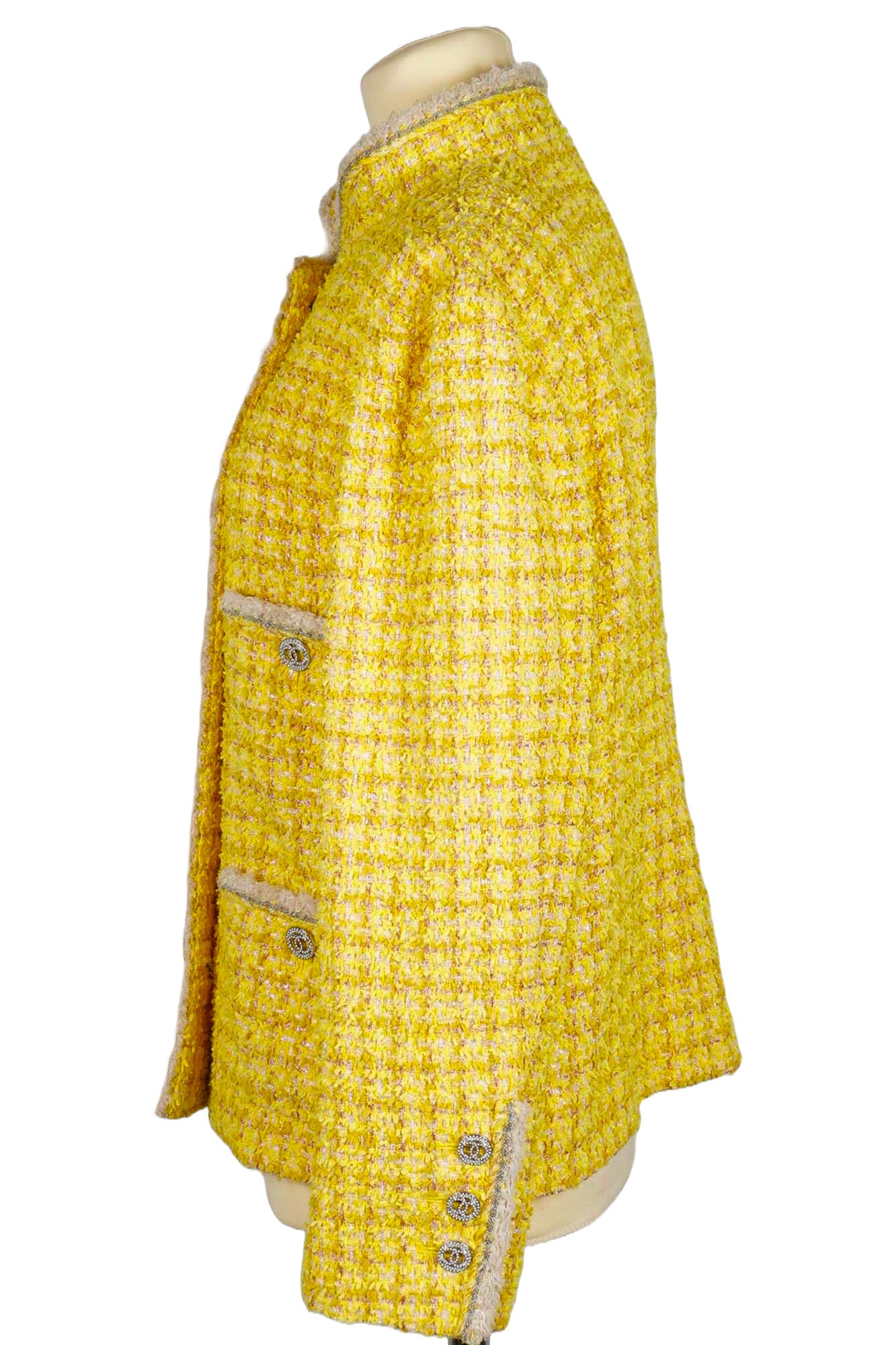 Side view of yellow tweed jacket Chanel. Reference 1000004. Reench preloved.