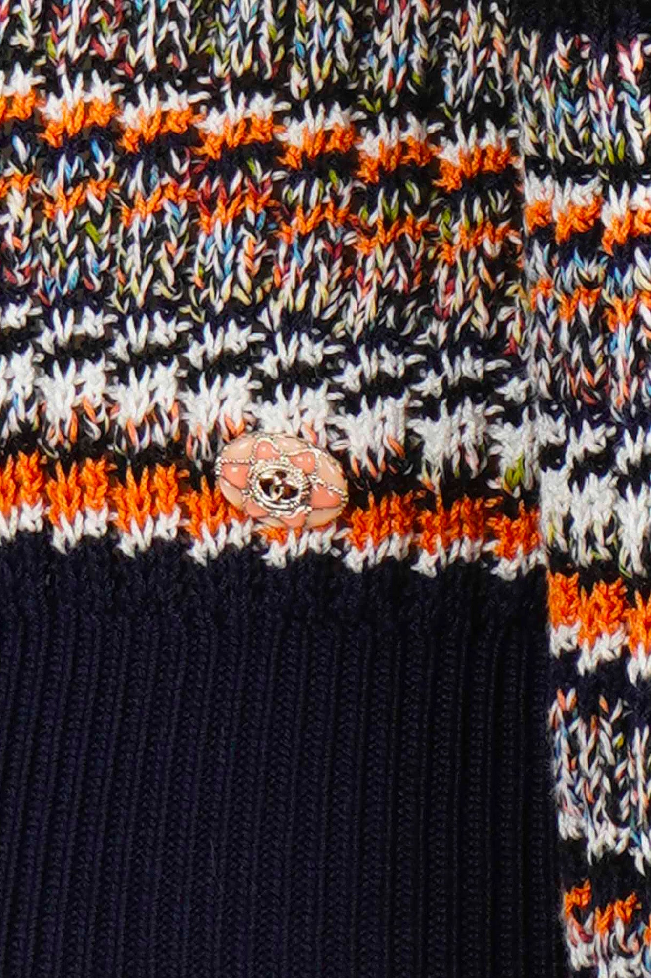 Close-up of Chanel button, multicolor knitted cardigan Chanel, reference 1000005, preowned Chanel, Reench.