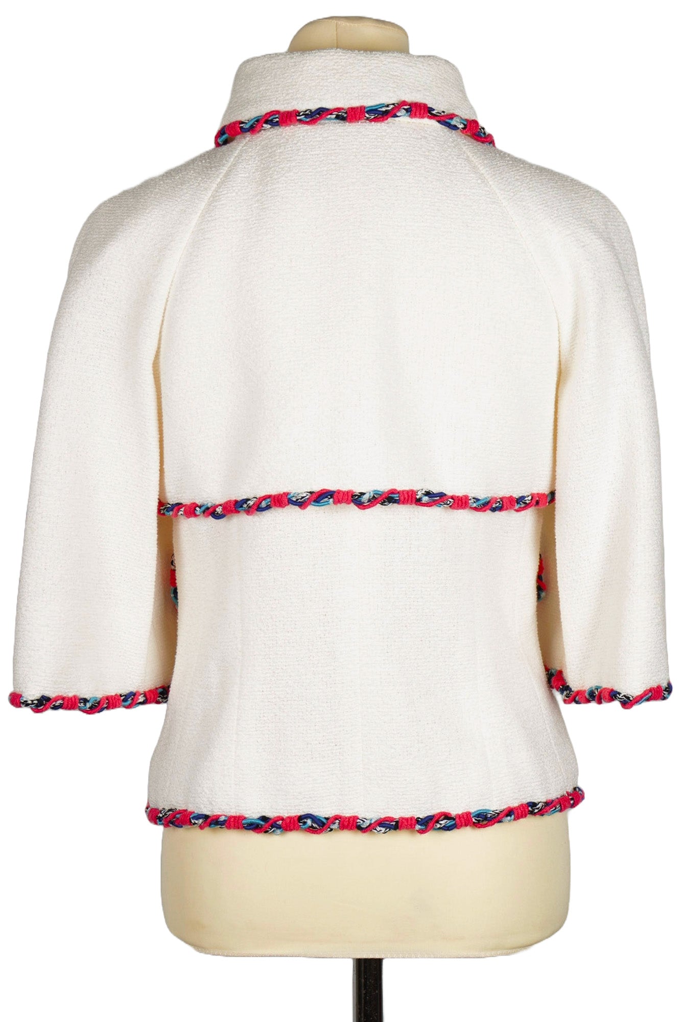 Chanel jacket designed by Karl Lagerfeld, made from 100% silk, suitable for formal events such as parties, cocktails, and weddings. In very good condition, pre-owned. Size 34, from the 2015 Cruise collection, certified authentic, sustainable luxury fashion, express delivery available via DHL. | Giacca Chanel progettata da Karl Lagerfeld, realizzata in 100% seta, adatta per eventi formali come feste, cocktail e matrimoni. In ottime condizioni, usata. Taglia 34, parte della collezione Cruise 2015.