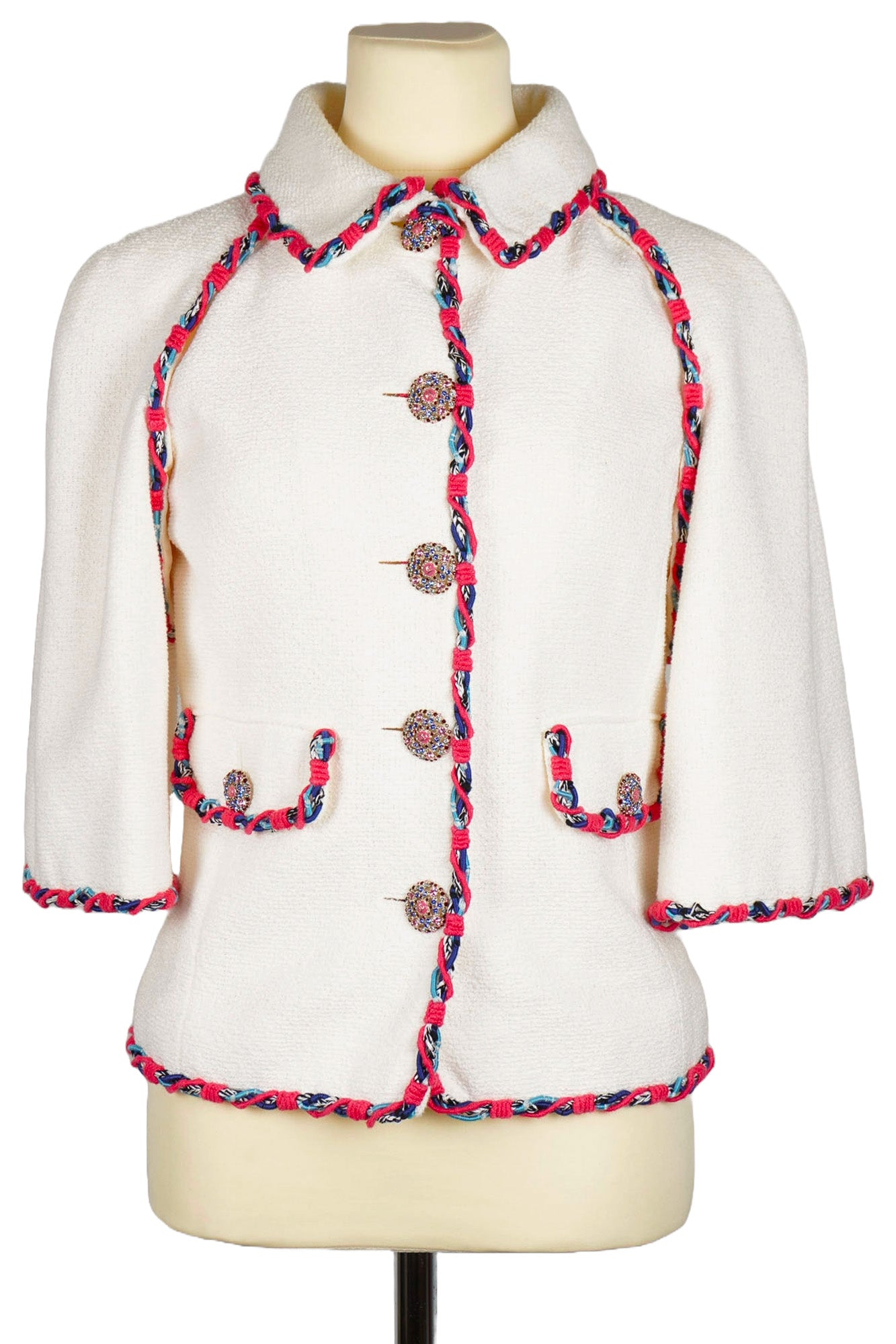 Chanel jacket designed by Karl Lagerfeld, made of 100% silk, perfect for formal occasions like parties, cocktails, and weddings. In very good condition, pre-owned. Size 34, from the 2015 Cruise collection, certified authentic, eco-friendly luxury fashion, express delivery via DHL. | Chanel-Jacke, entworfen von Karl Lagerfeld, aus 100% Seide, perfekt für formelle Anlässe wie Partys, Cocktails und Hochzeiten. In sehr gutem Zustand, gebraucht. Größe 34, aus der Cruise-Kollektion 2015, zertifiziert authentisch,