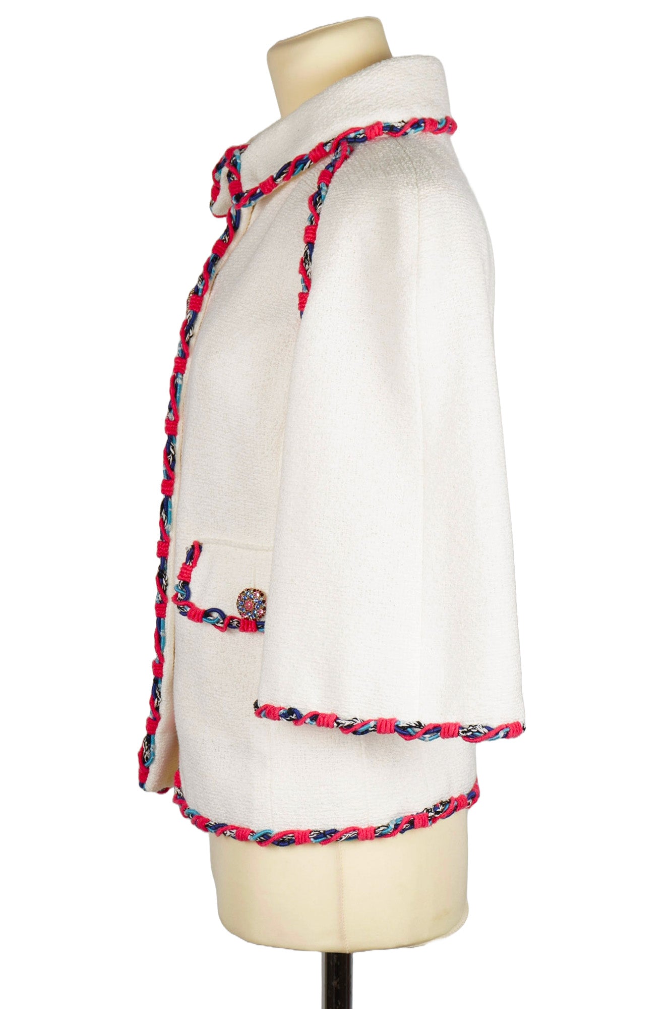 Veste en soie Chanel conçue par Karl Lagerfeld, idéale pour des occasions formelles telles que des fêtes, des cocktails et des mariages. En très bon état, d'occasion. Taille 34, de la collection croisière 2015, authentifié, mode de luxe éco-responsable, livraison express via DHL. | 칼 라거펠트가 디자인한 샤넬 실크 재킷, 파티, 칵테일, 결혼식과 같은 공식적인 행사에 적합. 매우 좋은 상태, 중고. 사이즈 34, 2015 크루즈 컬렉션, 인증된 진품, 친환경 럭셔리 패션, DHL을 통한 익스프레스 배송