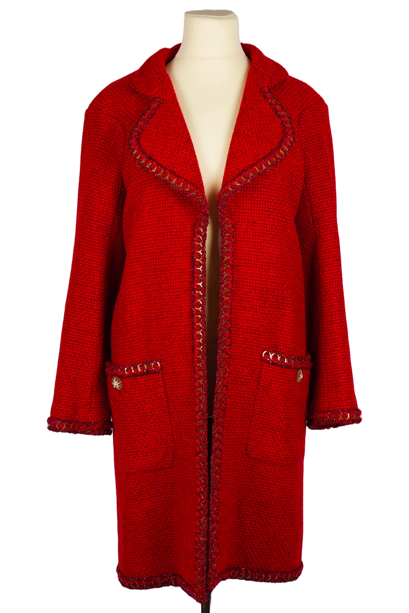 Chanel alpaca coat designed by Karl Lagerfeld, suitable for casual and formal wear, in very good condition, pre-owned. Size 34, from the 2015 Paris-Salzburg Metier d'Art collection, certified authentic, eco-friendly luxury fashion, express delivery via DHL. | Chanel-Alpakamantel, entworfen von Karl Lagerfeld, geeignet für lässige und formelle Anlässe, in sehr gutem Zustand, gebraucht. Größe 34, aus der Metier d'Art-Kollektion Paris-Salzburg 2015, zertifiziert authentisch, Expressversand mit DHL