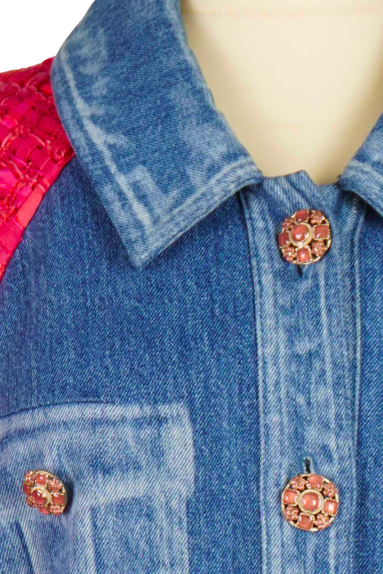 Close-up of buttons and mark of pocket. Jean tweed bicolor Chanel jacket. Reench preloved. Ref. 1000010