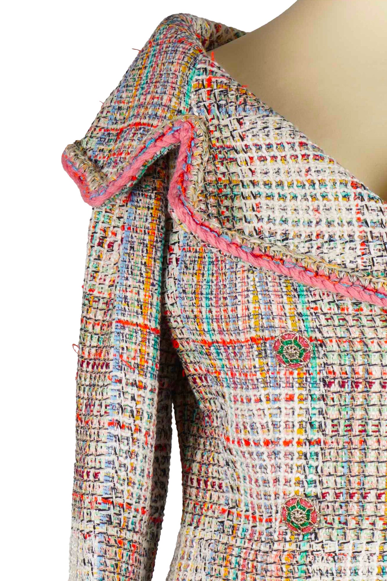 Chanel multicolor tweed jacket. Ref. 1000013 Zoom of the finish Chanel.