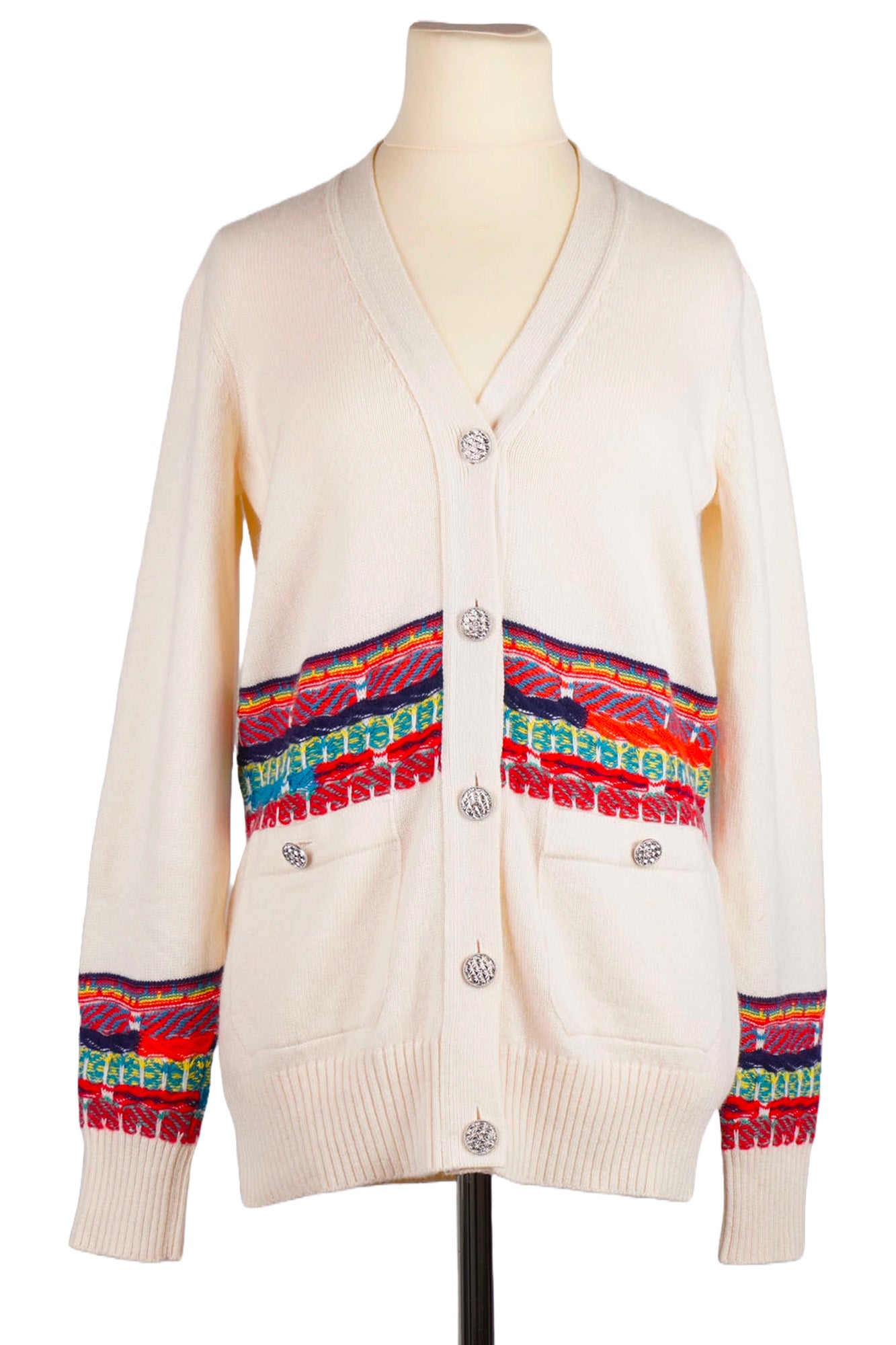 Chanel 100% cashmere cardigan, casual streetwear, spring-summer knitwear, regular fit, good condition, pre-owned, certified authentic, sustainable fashion. One-day delivery via DHL. | Chanel-Cardigan aus 100% Kaschmir, lässige Streetwear, Strickmode für Frühling und Sommer, reguläre Passform, guter Zustand, gebraucht, zertifiziert authentisch, nachhaltige Mode. Lieferung in 1 Tag mit DHL.