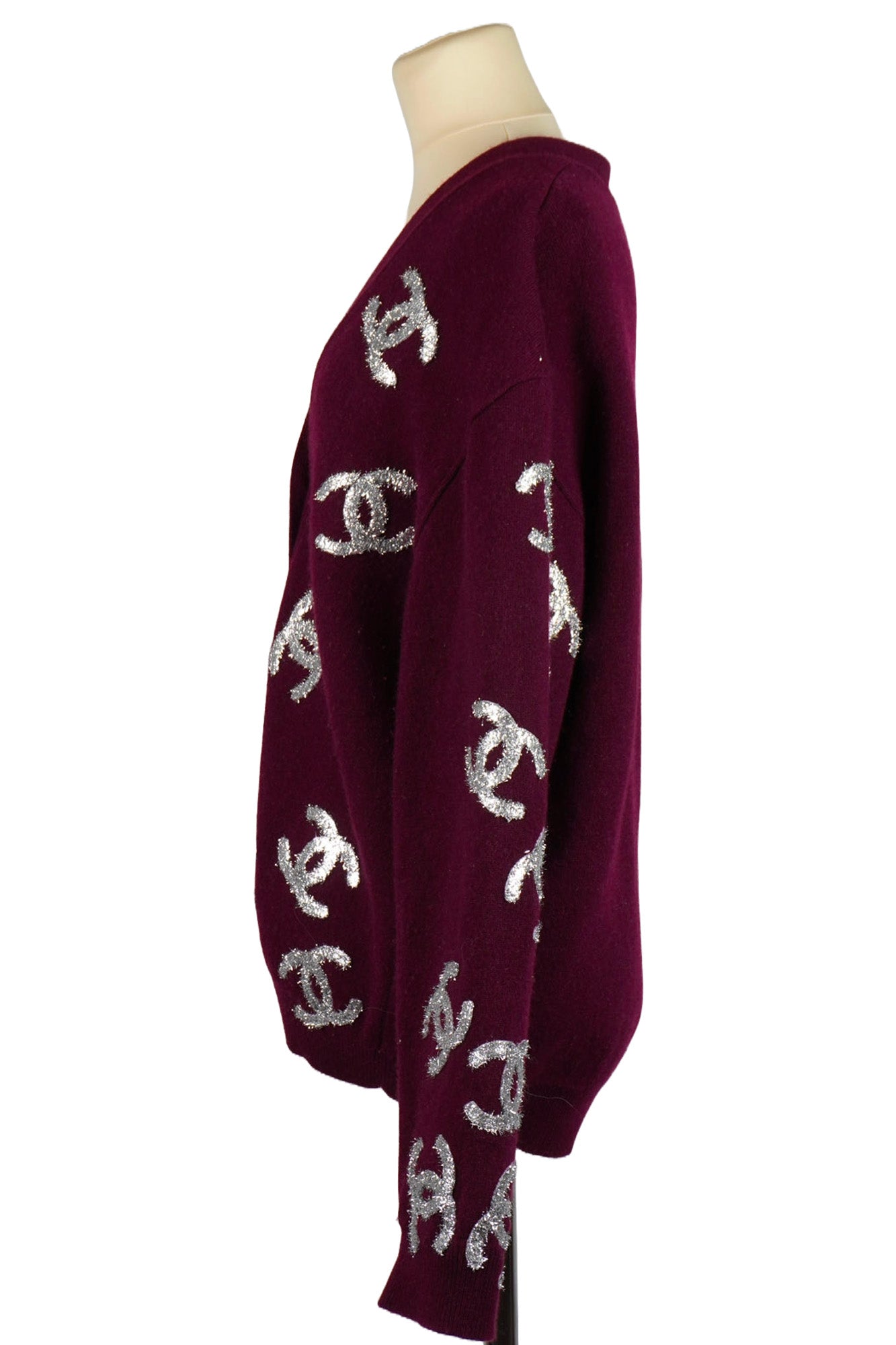 Chanel, side view of burgundy cashmere cardigan, reference 1000015. Reench preloved.