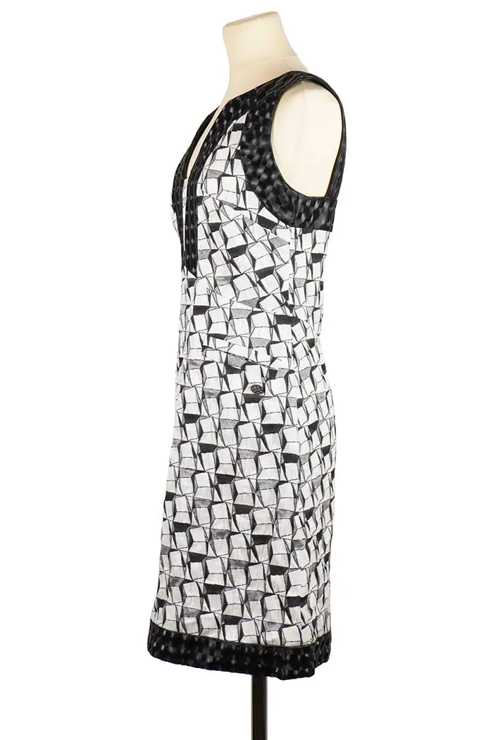 Chanel Paris-Dubai-Kleid in Dreiviertelansicht, Größe 36FR, leichte Silhouette mit geometrischem Druck und Schachbrettmuster an den Armausschnitten aus Seide.