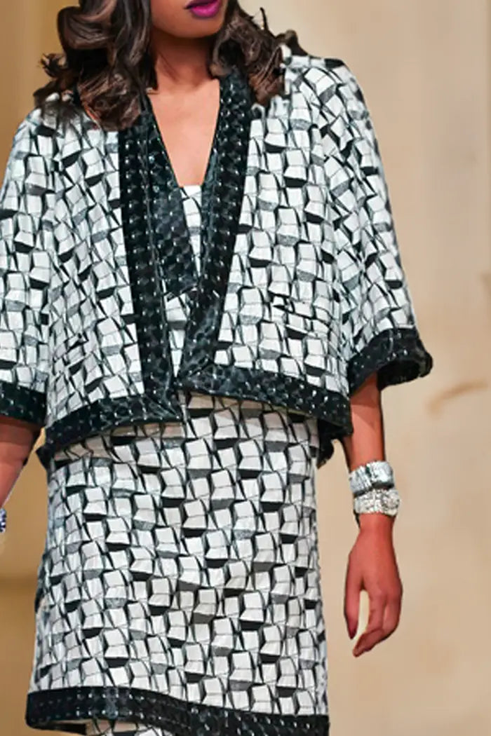 Chanel-Kleid in Größe 36FR, das im Freien getragen wird, mit 3D-Würfeldruck und Neckholder, ideal für einen Couture-Sommerlook. Hier mit der Jacke, die auch bei Reench erhältlich ist.