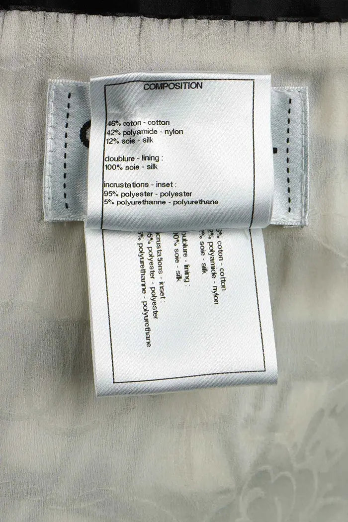 Zusammenstellungsetikett für das Chanel-Kleid 36FR, das die Materialien Baumwolle und Seide angibt, die für dieses Designerstück verwendet wurden.