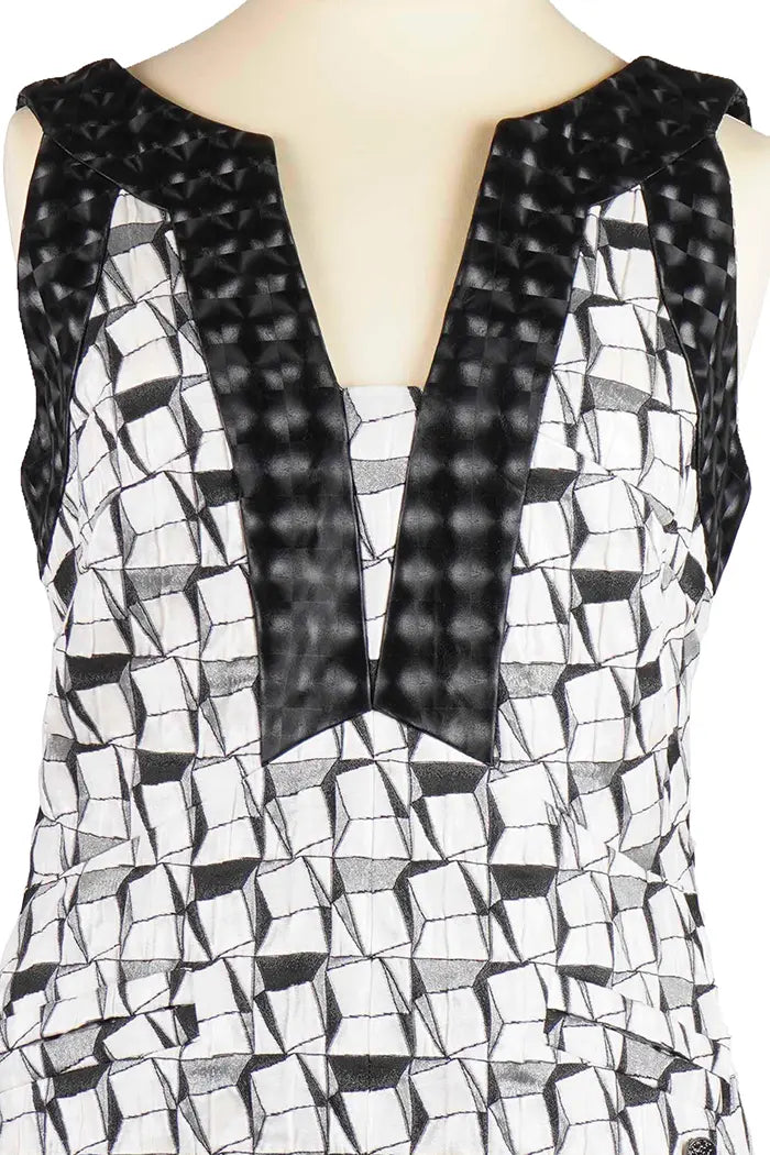 Zoom auf den V-Ausschnitt des Chanel-Kleides 36FR mit Damier-Seidenfinish und Karl Lagerfeld Signature-Schnitt