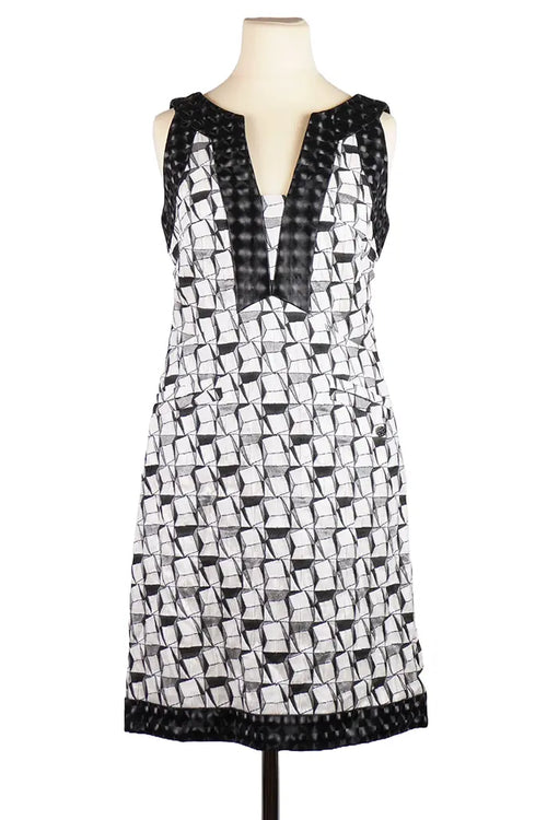 Vestido corto de algodón Chanel talla 36FR, motivo de cubo negro, blanco y plateado, corte sin mangas con escote gráfico en V.