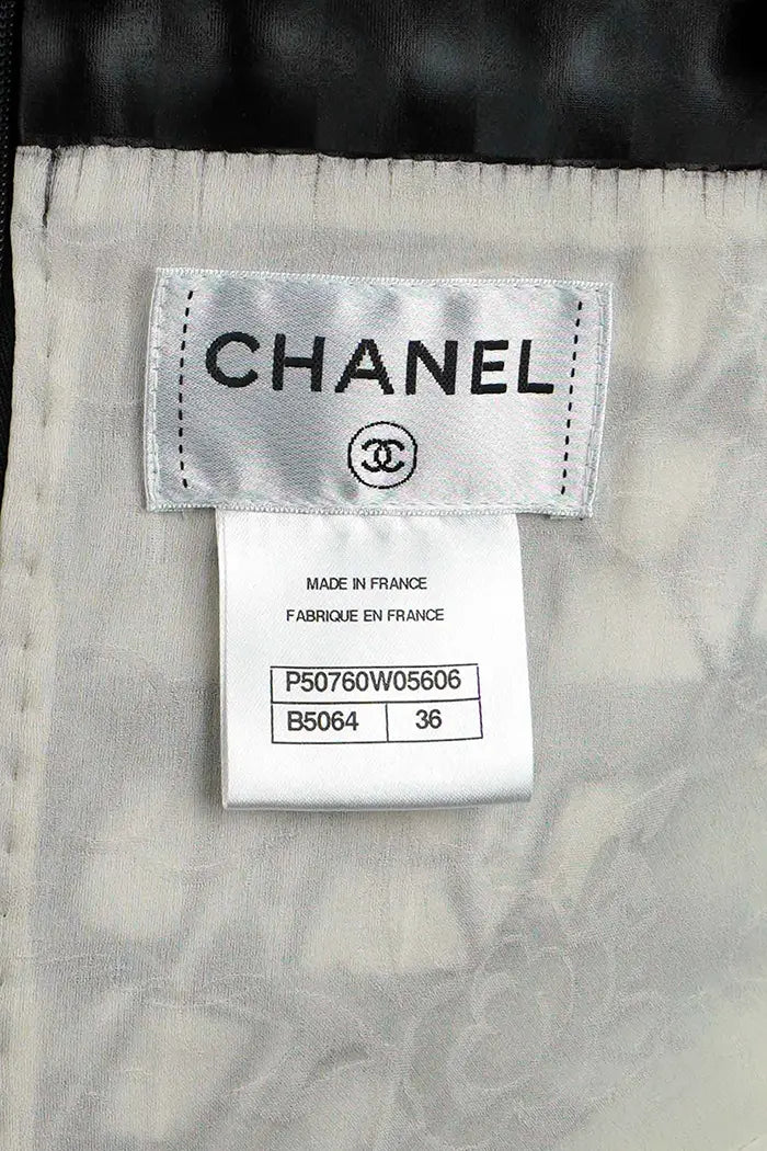 Innere Chanel-Kralle Paris-Dubai bestätigt die Echtheit dieses Kleids in Größe 36FR aus der Croisière-Kollektion 2015.