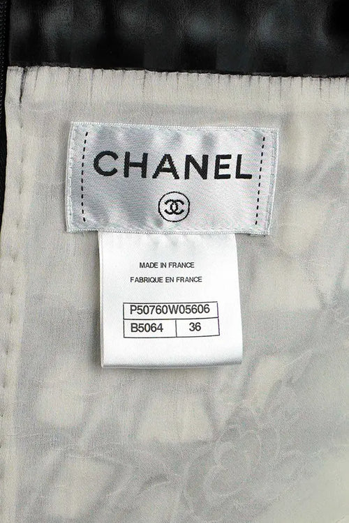 Firma interior Chanel París-Dubai que confirma la autenticidad de este vestido talla 36FR de la colección Crucero 2015.