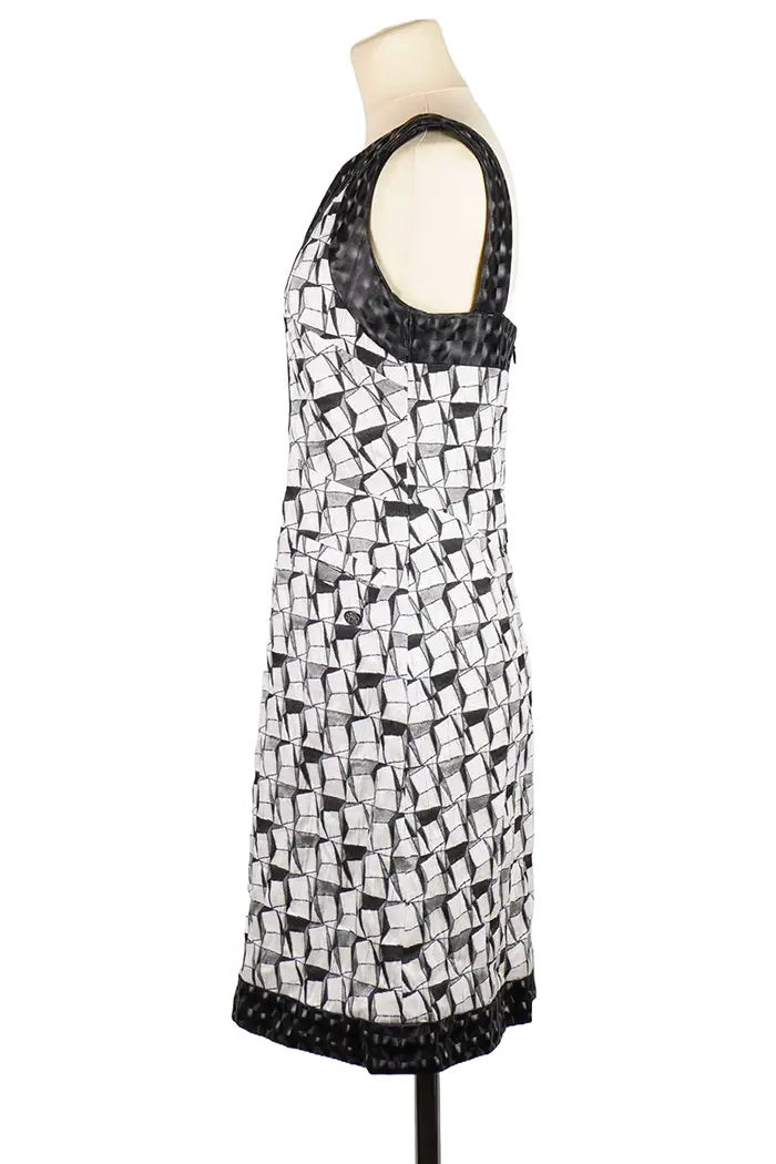 Profil des Chanel-Kleides Größe 36FR, Neckholder und kontrastierende Materialien aus Baumwolle und Seide für einen strukturierten Sommerlook.