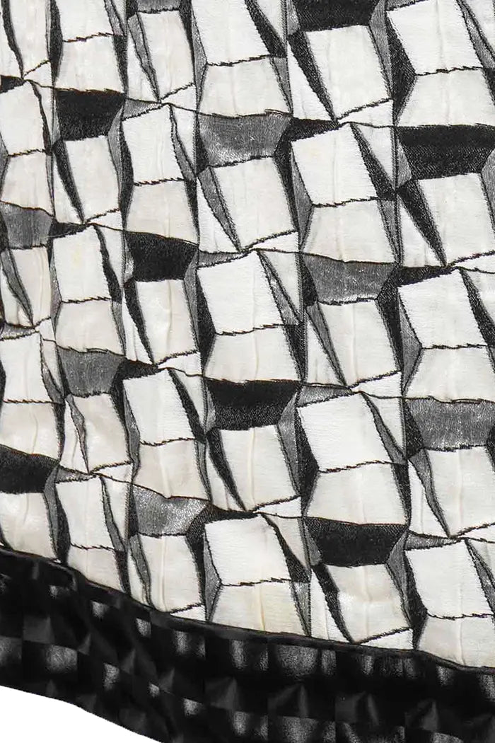 Nahaufnahme der strukturierten Baumwolle des Chanel-Kleides in Größe 36FR und des geometrischen Musters. 