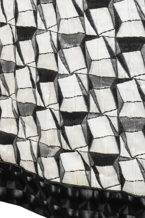 Detalle del algodón texturizado del vestido Chanel talla 36FR y su estampado geométrico. 