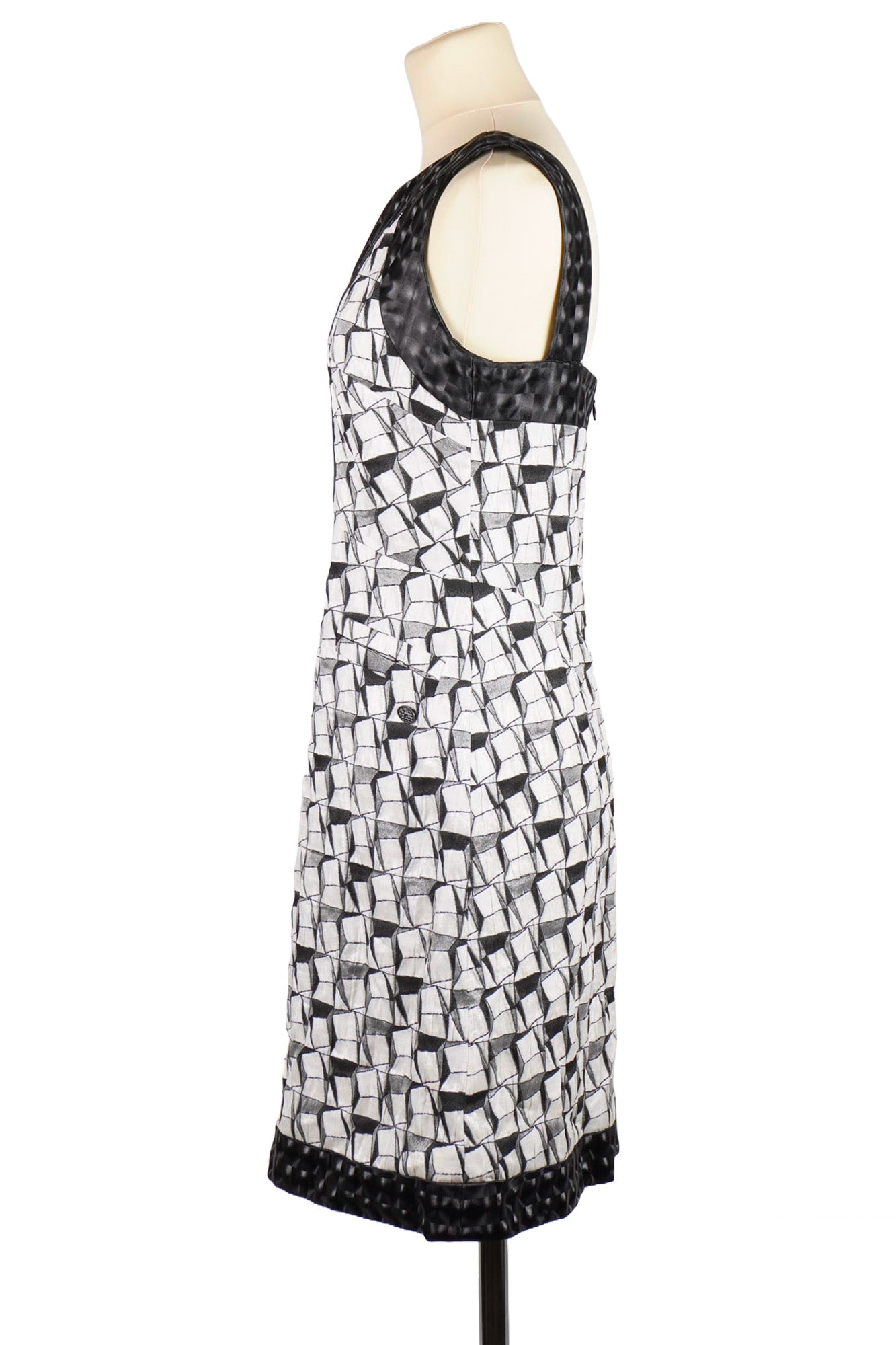 Chanel evening dress by Karl Lagerfeld, formal attire for parties, weddings, cocktails, in good condition, pre-owned, certified authentic, eco-friendly fashion. One-day delivery via DHL. | Side view