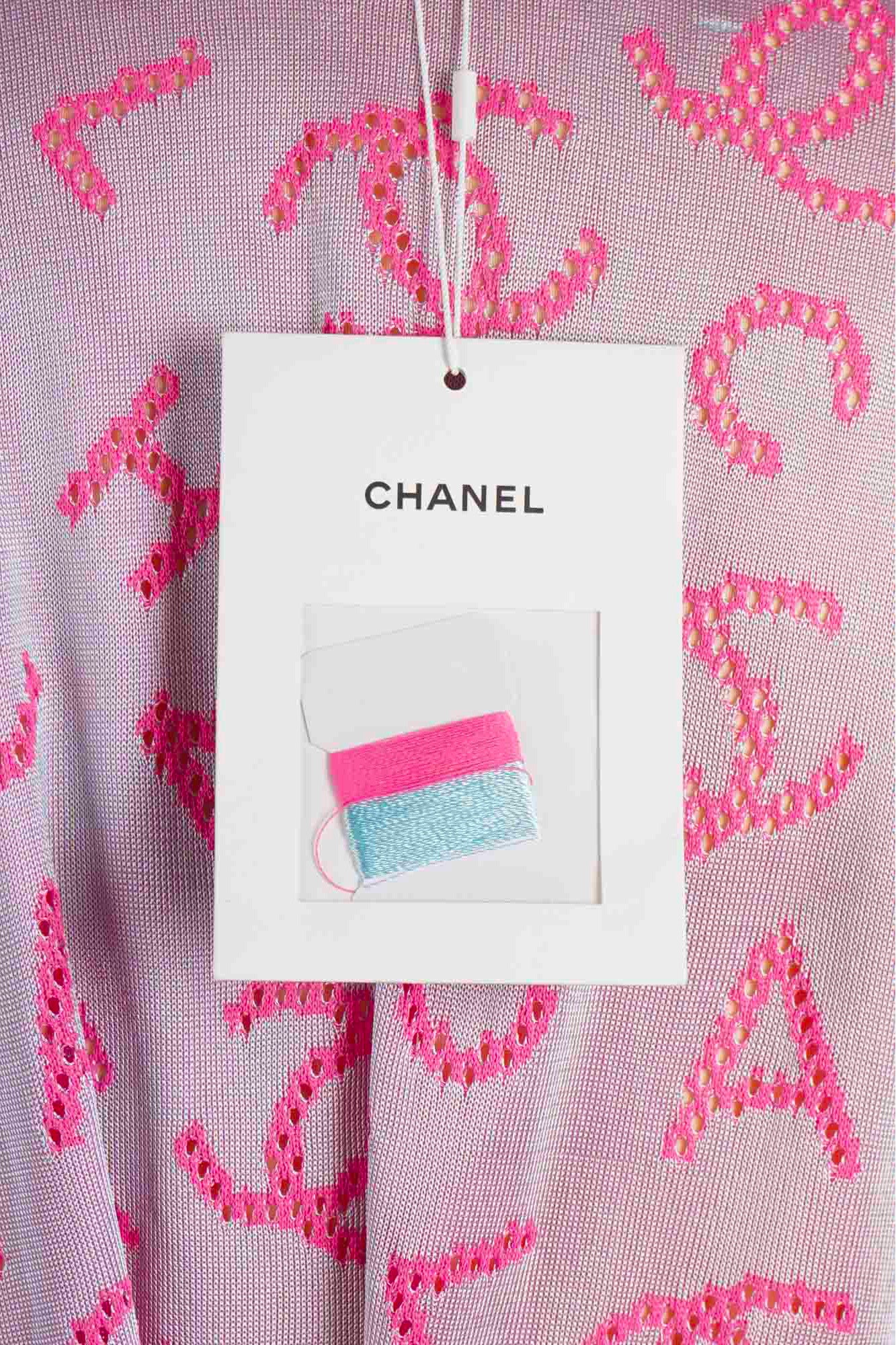 Close-up of Chanel tag with pink and blue thread. Bicolor cardigan ref. 1000017. Reench, preloved luxe.