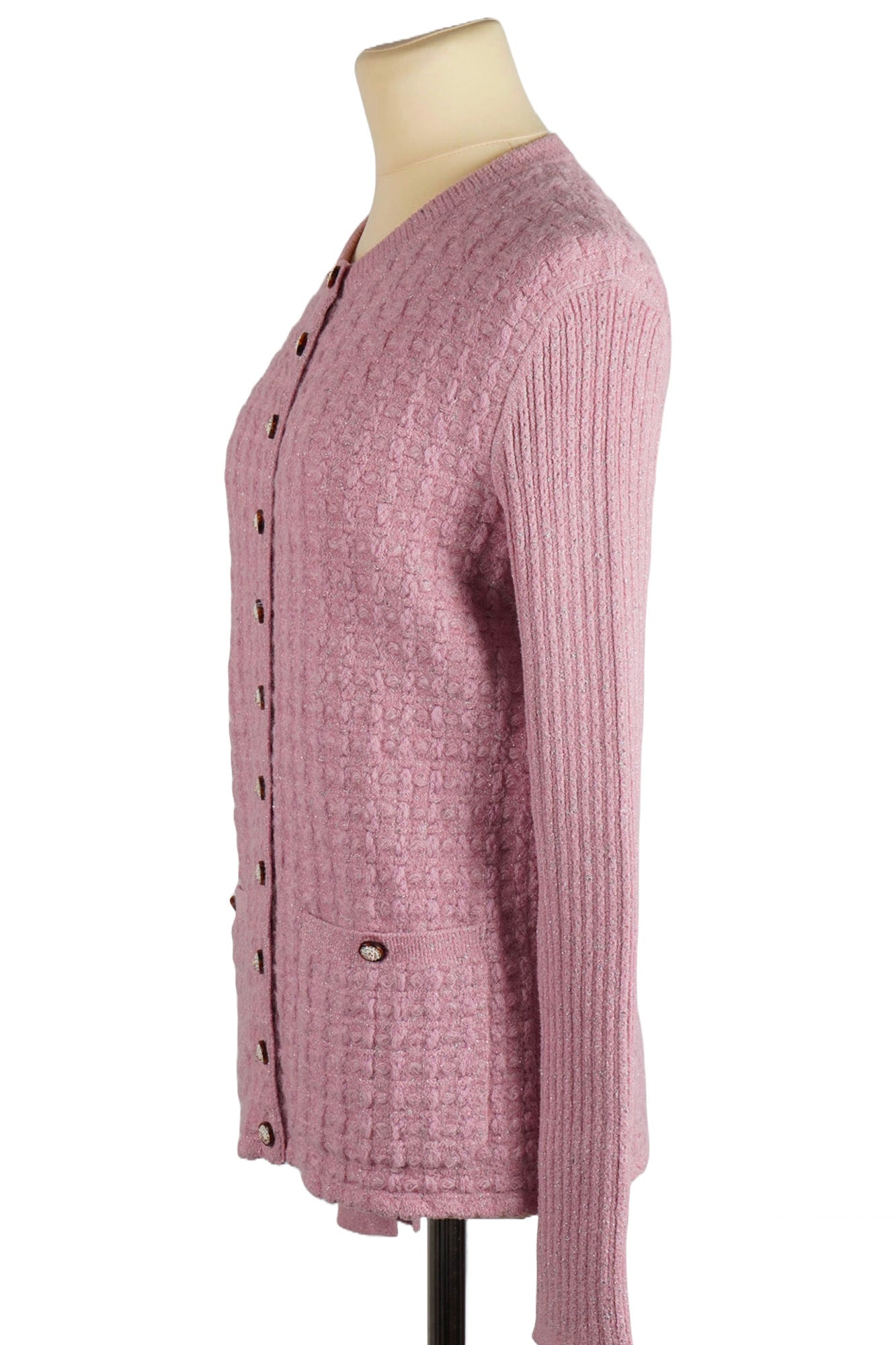 Three-quarter view of Chanel pink knitted cardigan. Reference 1000018. Preloved Chanel, Reench.