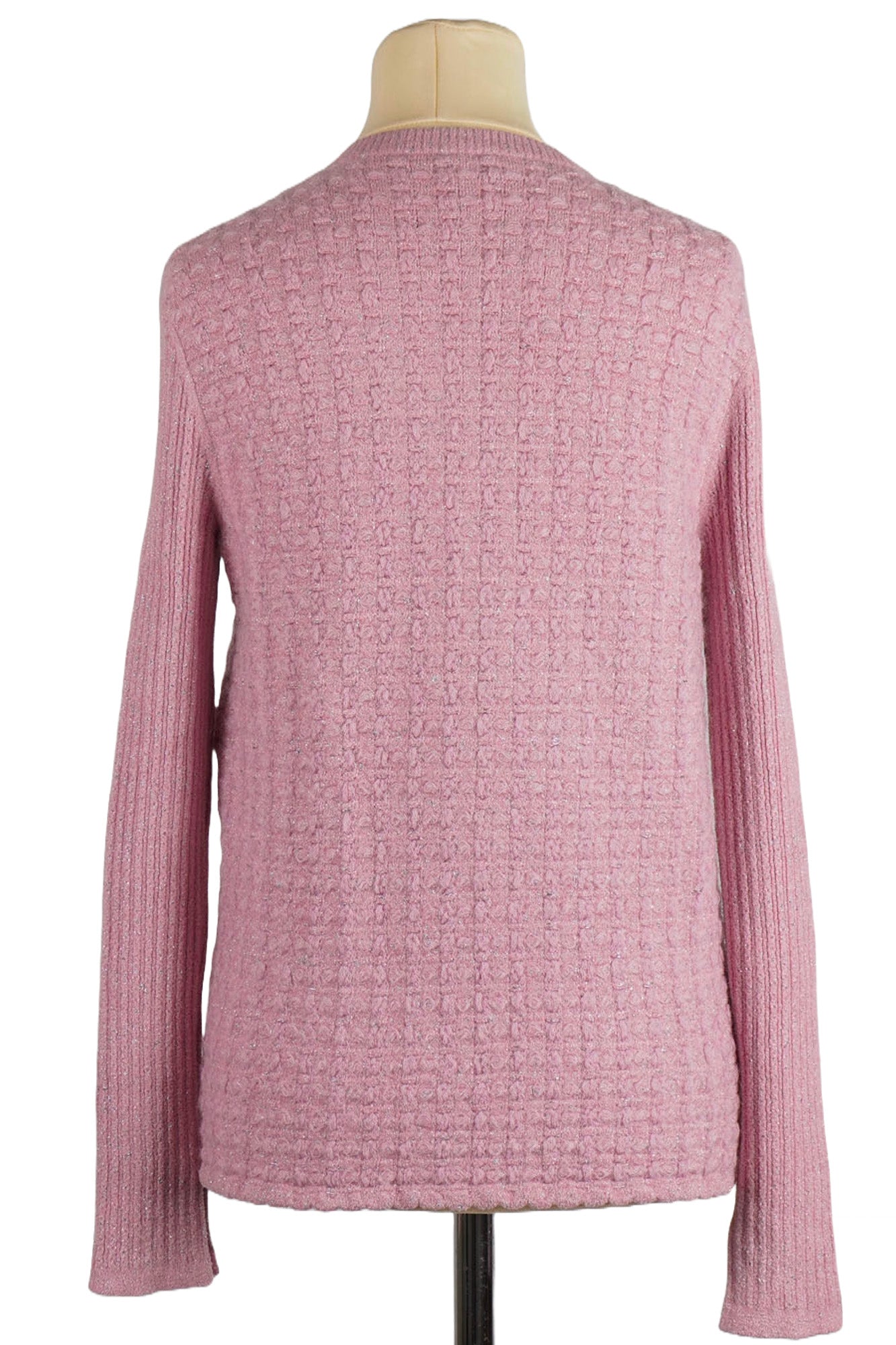 Back view of pink knitted cardigan Chanel. Ref. 1000018. Second hand Chanel, Reench.