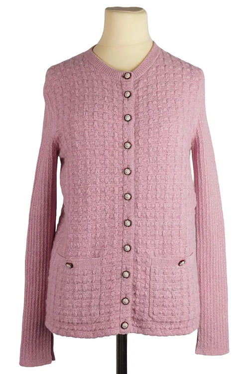 Chaqueta de punto rosa "Paris-Cosmopolite" de Chanel, usada, de segunda mano