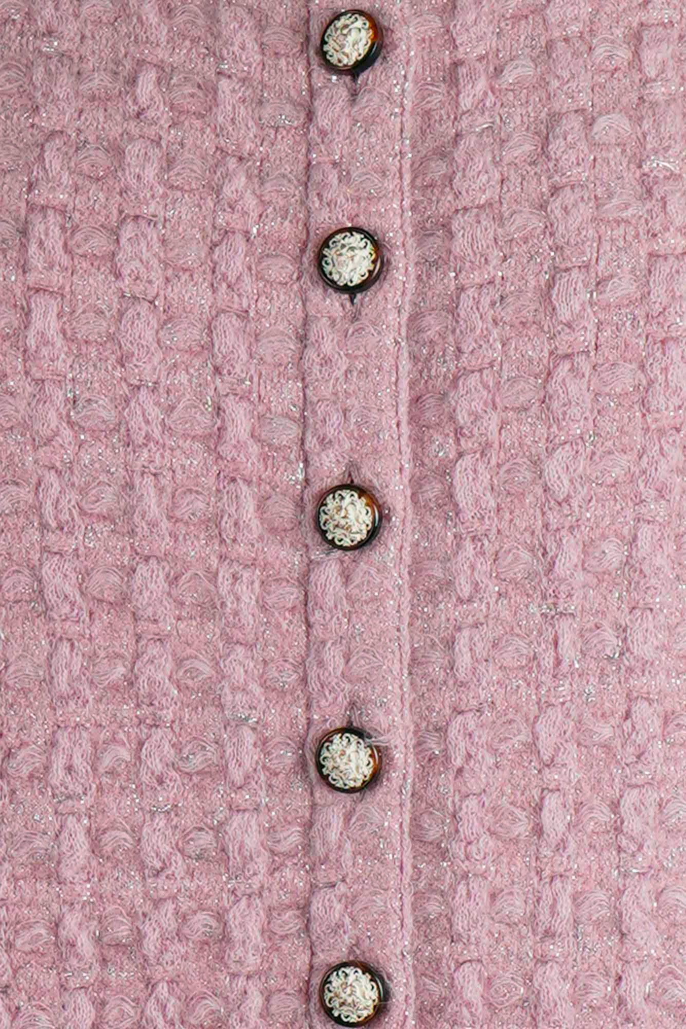 Close-up of the Chanel pink cardigan's buttons with lion head. Ref. 1000018. Reench preloved.