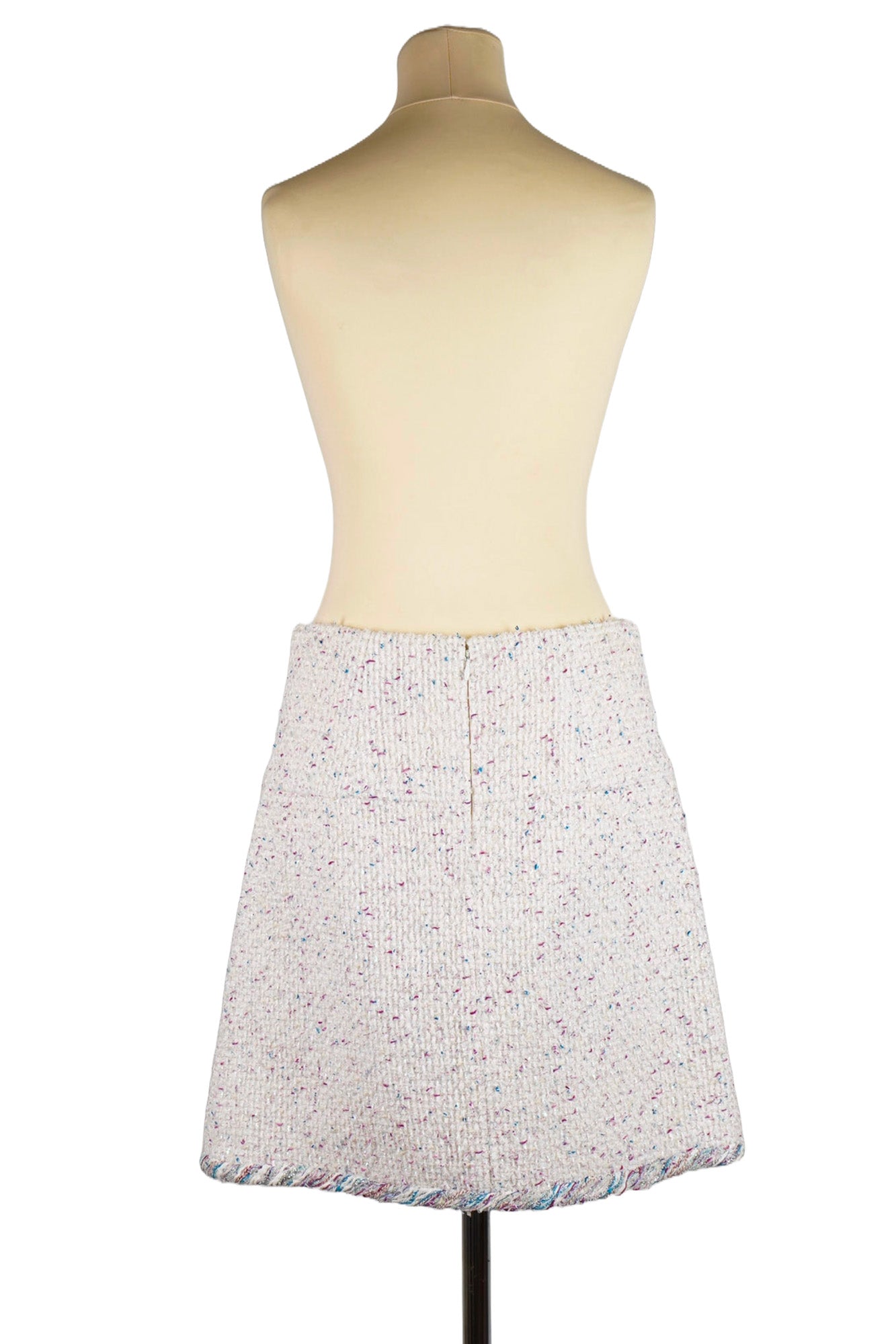 Back view of Chanel white tweed skirt. Ref. 1000021. Reench.