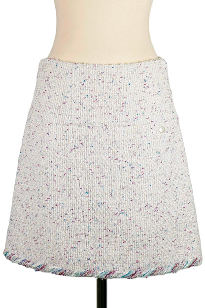 Chanel tweed skirt from Spring-Summer 2018 Collection by Karl Lagerfeld. Reference 1000021. Reench, preloved luxury.