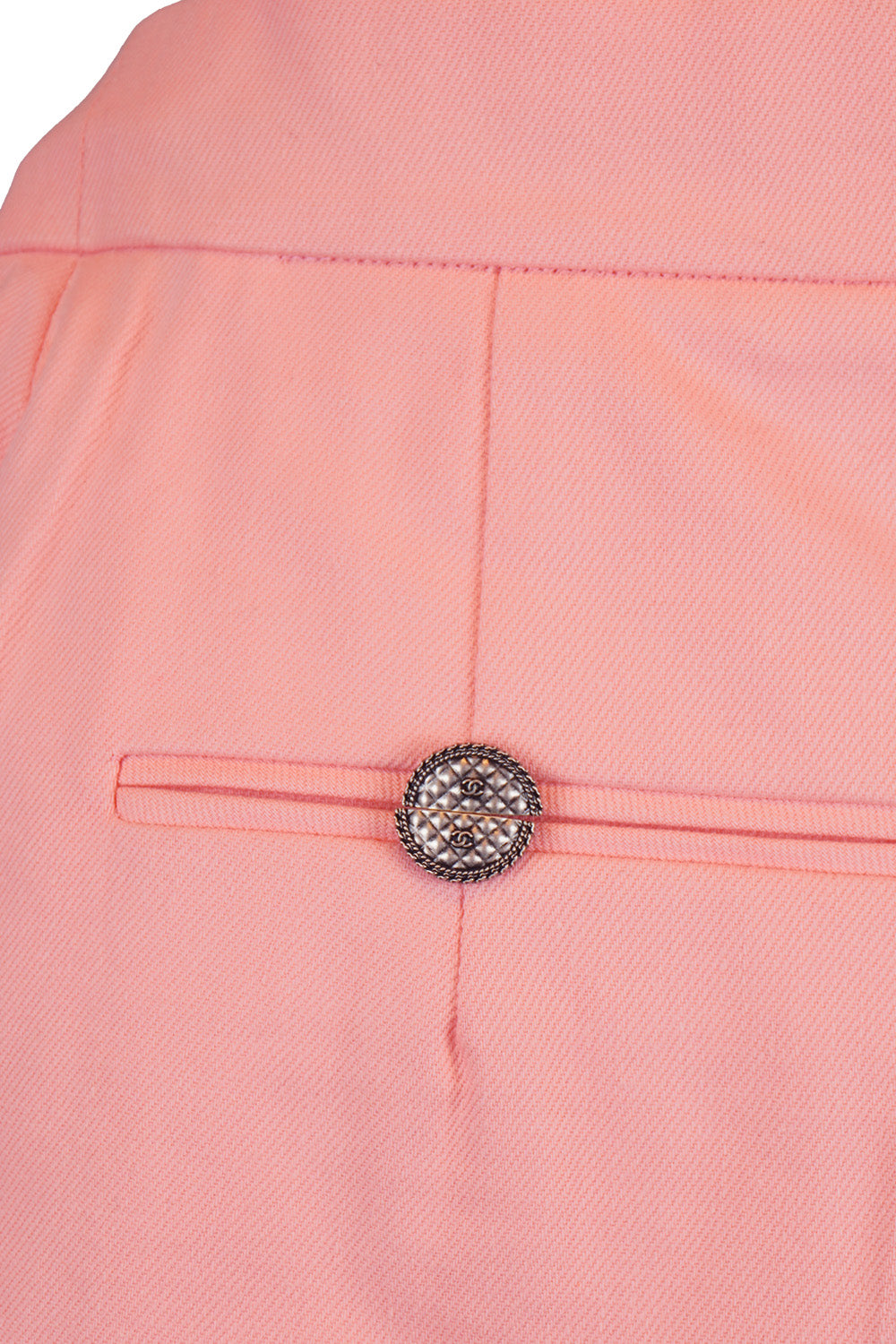 Pink shorts Chanel. Ref. 1000022. Close-up of button, Chanel. Reench.