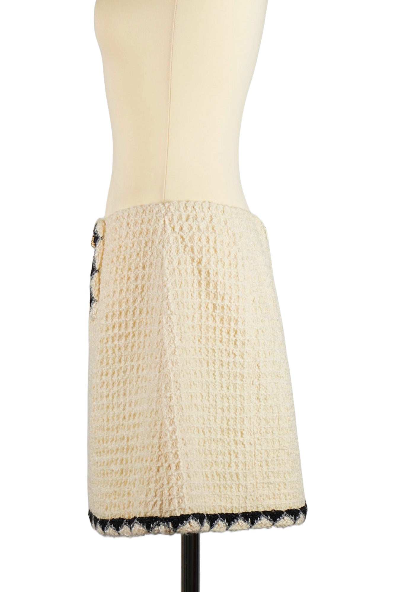 Side view of white tweed skirt Chanel. Ref. 1000023. Preloved Chanel, Reench.