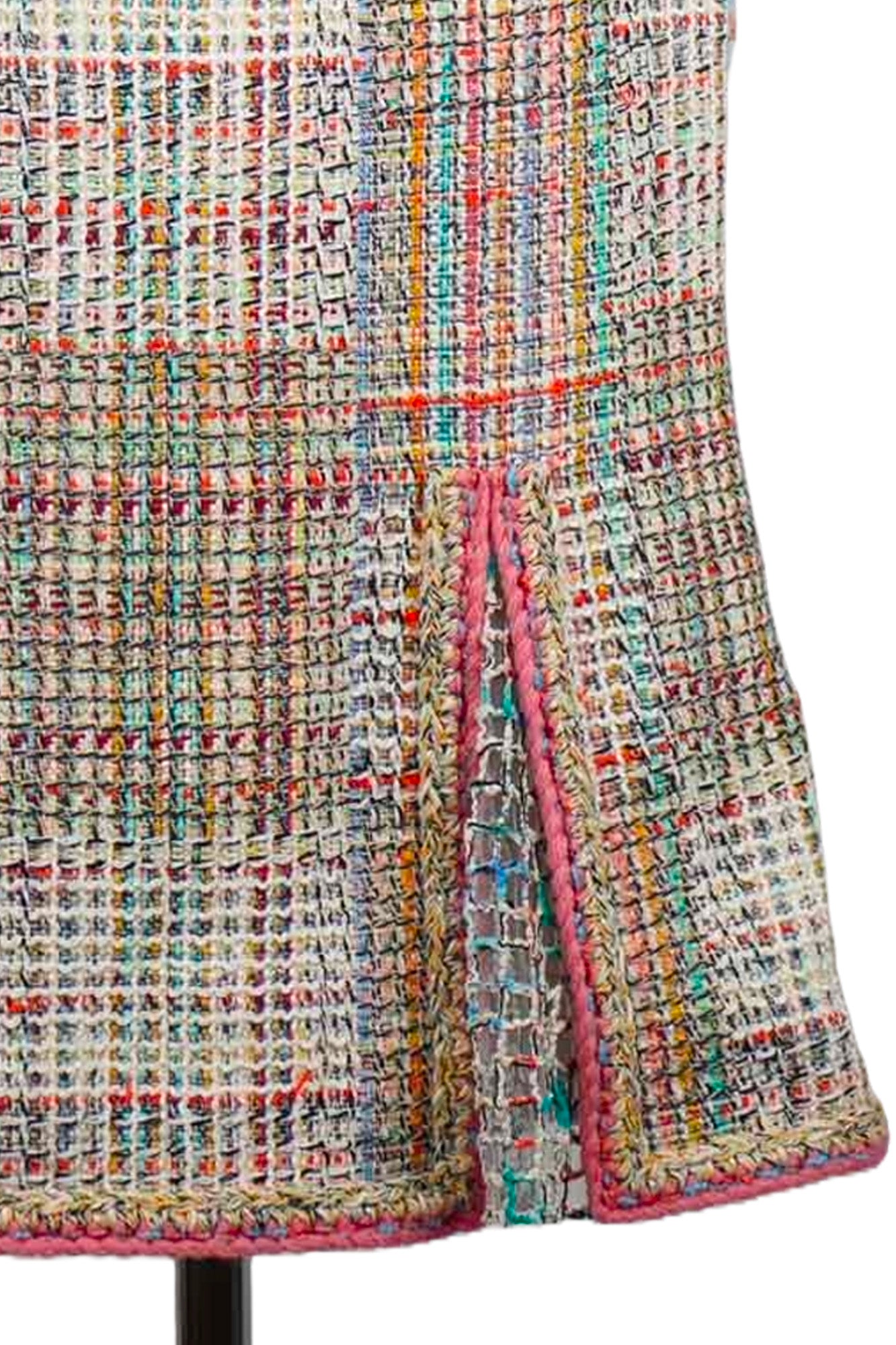 Close-up of the skirt slit, ref. 1000025, Chanel tweed multicolor skirt, Reench, preloved fashion.