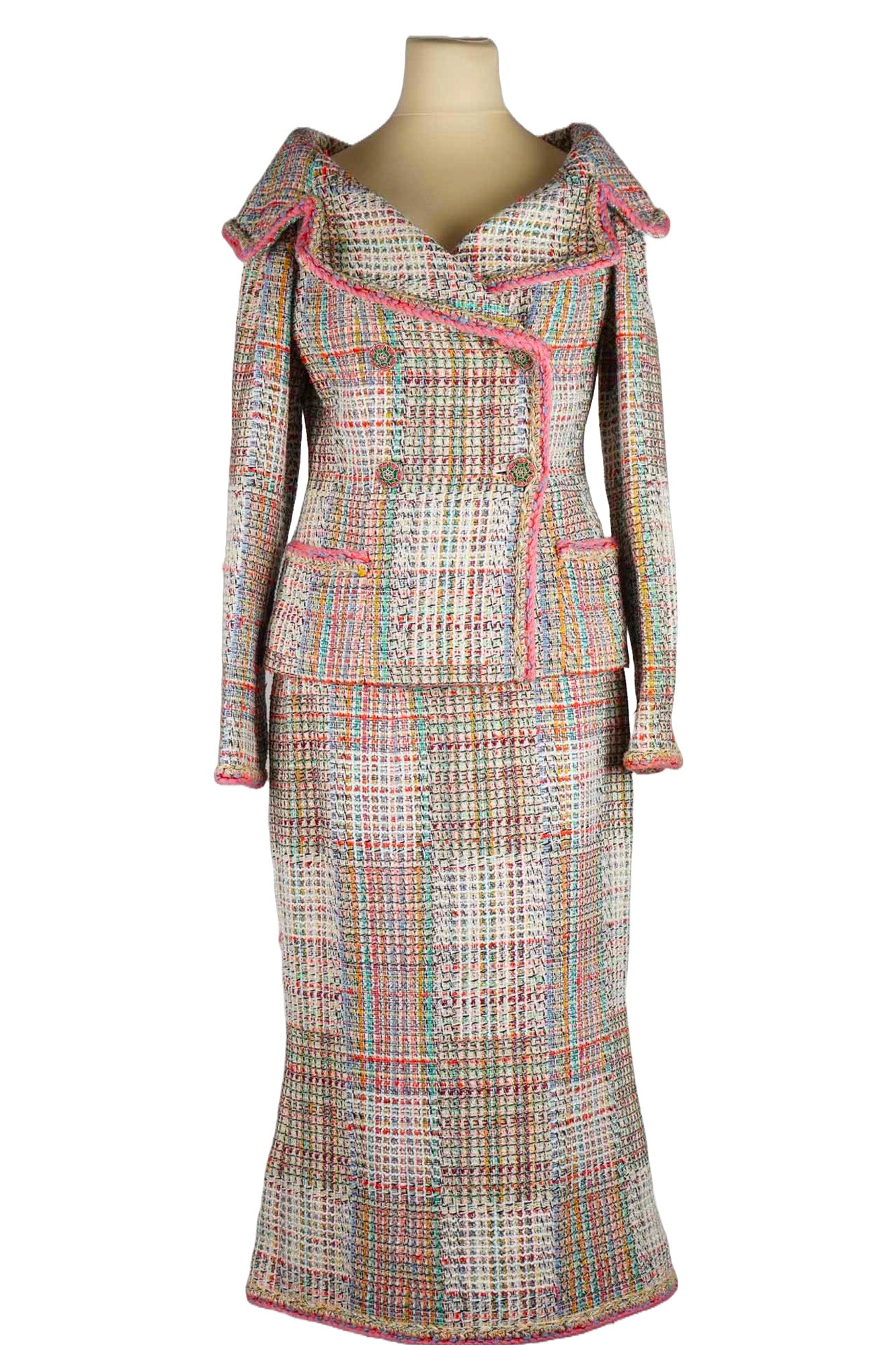 Stunning Chanel set, of long skirt and jacket, made of multicolor tweed from CHANEL tweed skirt from the 2017 Collection, reference 1000025. Reench, preloved luxury, Paris.