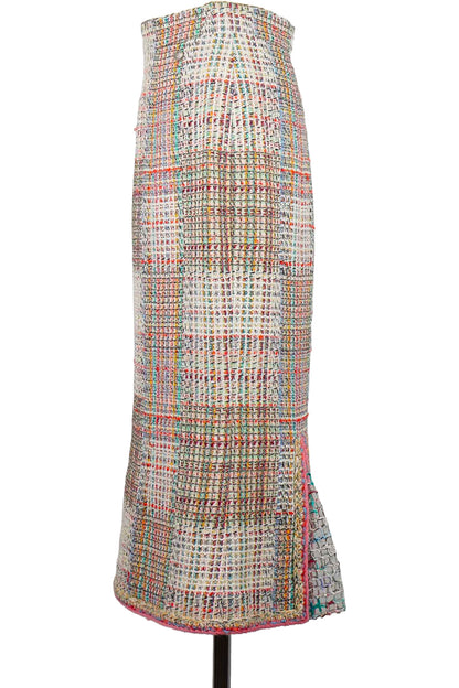 Side view of Chanel tweed skirt from the 2017 Collection. Reference 1000025. Reench, preloved Chanel, Paris.