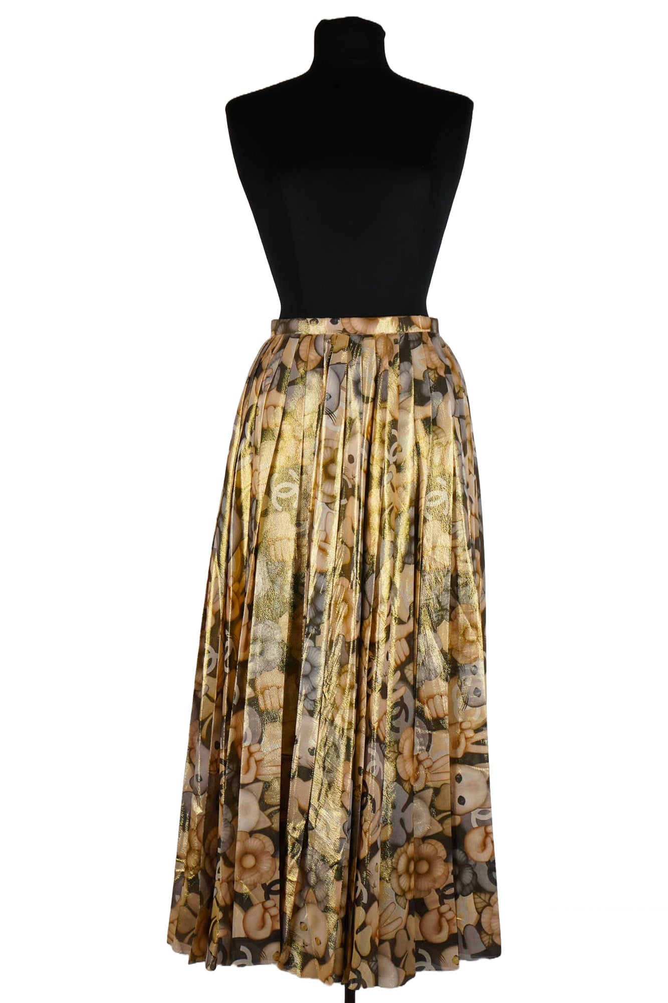 Back view of long gold pleated silk skirt from Chanel. Ref. 1000027. Reench, preloved luxury.