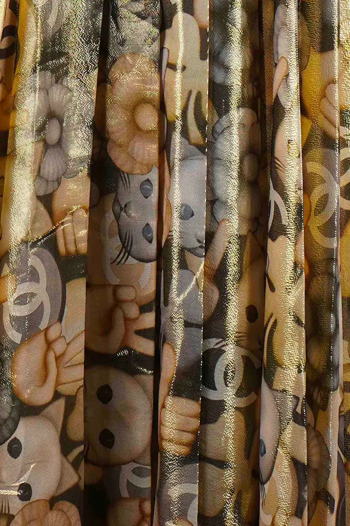 Falda de seda plisada dorada de Chanel, segunda mano, detalle de material y estampado de gato