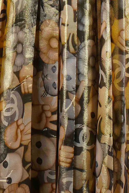 Falda de seda plisada dorada de Chanel, segunda mano, detalle de material y estampado de gato