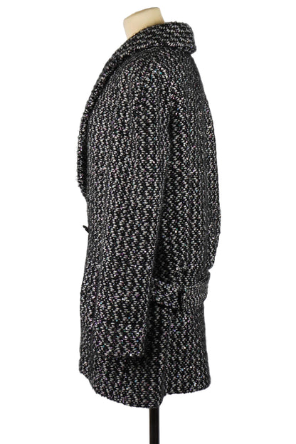 Side view of black tweed coat from Chanel. Reference 1000031. Reench preloved, Paris.