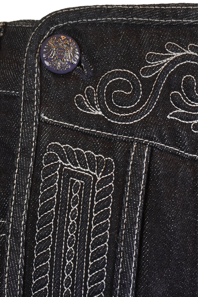 Close-up of button and embroidery Chanel, in denim, ref. 1000032, second hand Chanel, Reench.