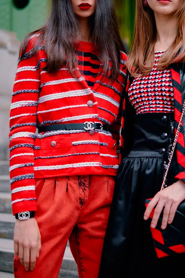Zweifarbige Jacke von Chanel, Second-Hand-Artikel, anderer Zeitpunkt während der Fashion Show 
