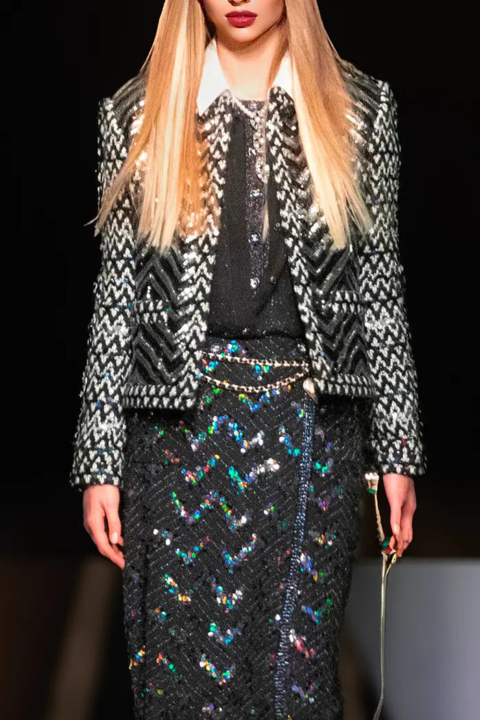 Chanel Chaqueta  en tweed de lentejuelas negro, artículo seminuevo, visto en el desfile