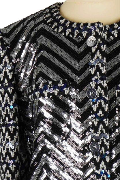 Close-up of sequins motif chevron, Reench preloved. Ref. 1000034. Front view.