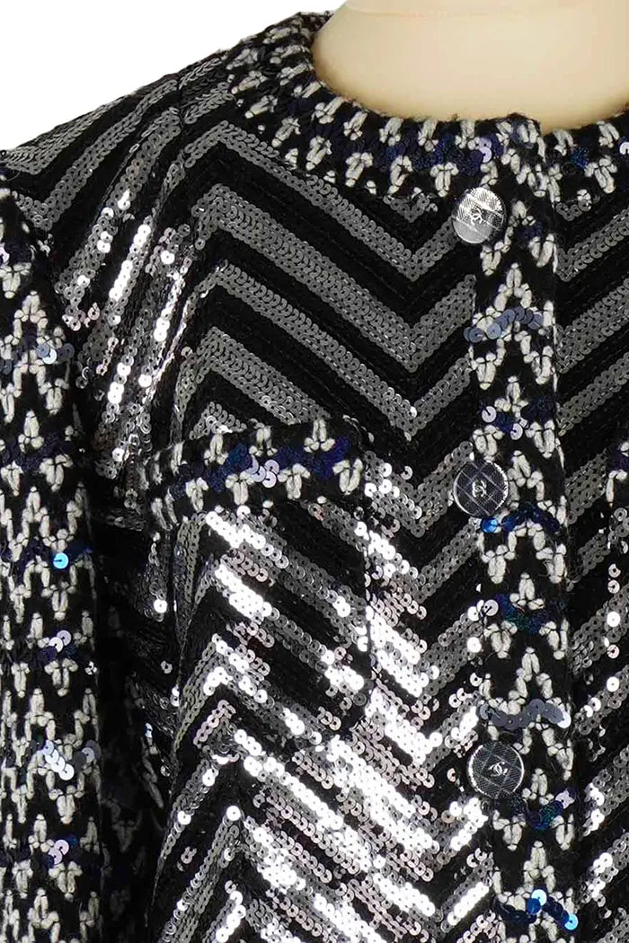Chanel Chaqueta  en tweed de lentejuelas negro, artículo seminuevo, zoom en el cuello y los botones