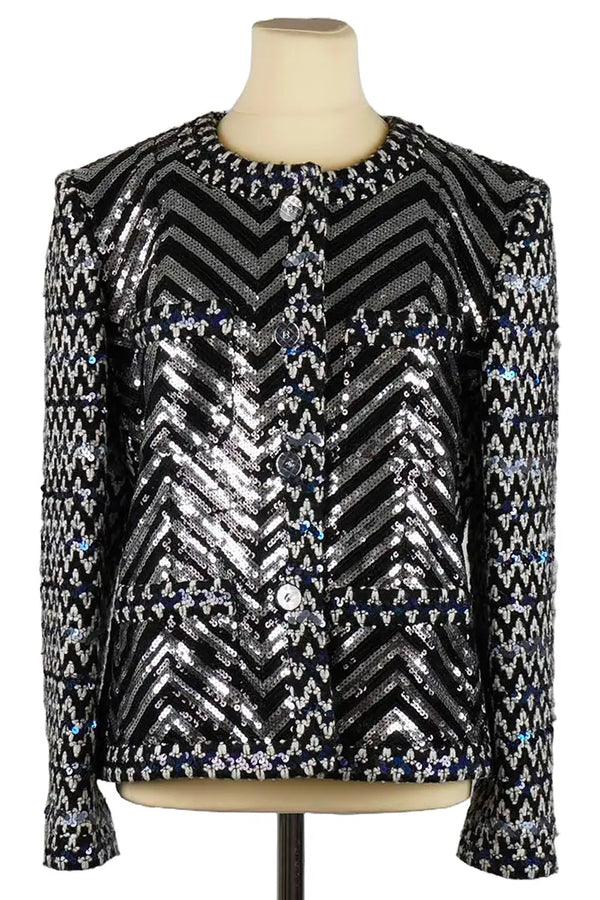 Veste Chanel en tweed noir avec frises triangulaires en sequins gris et bleus, coupe structurée et élégante, taille 40 FR, collection Automne-Hiver 2020/21.