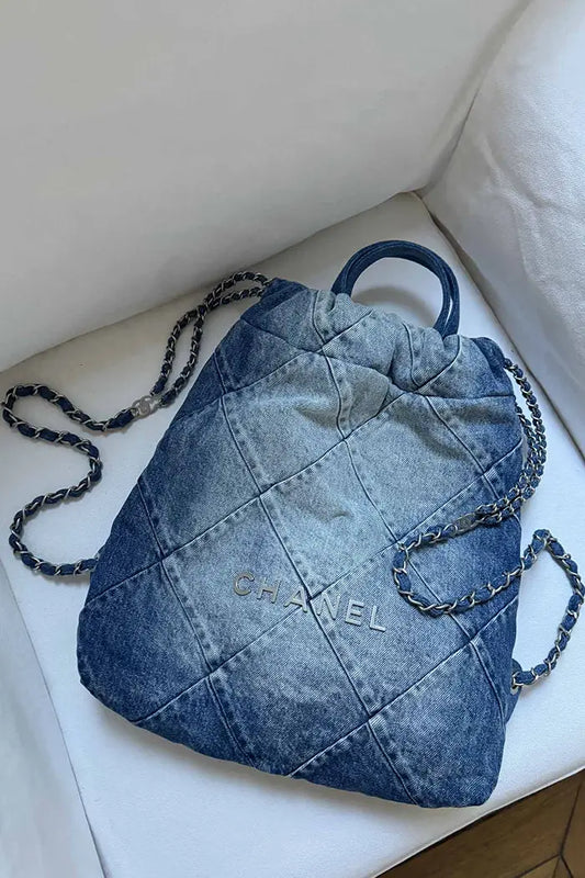 Sac à Dos Chanel 22 en jean, article d'occasion, vue de face