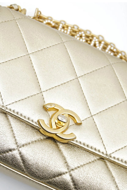 Close-up of closure of Chanel bag, gold leather. Ref. 1000038. Paris preloved luxury, Reench.