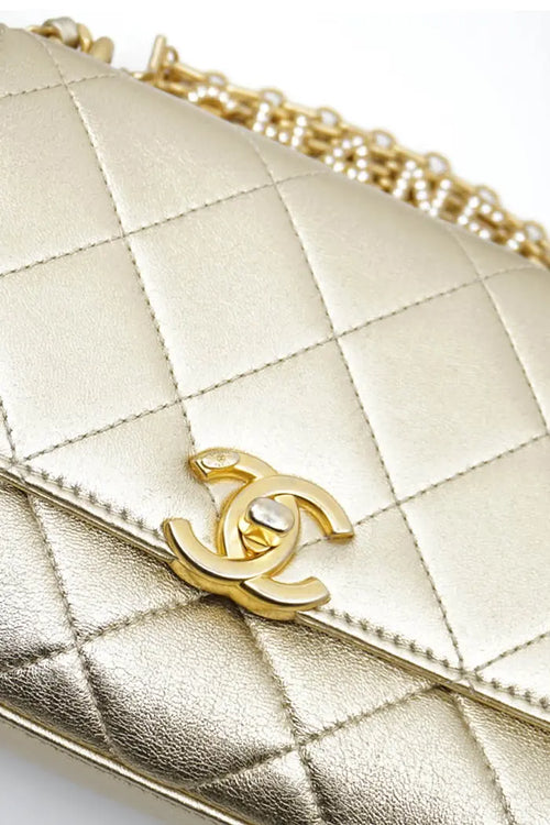 Gesteppte Flapbag aus goldenem Lammleder, gebrauchter Artikel, Zoom auf den ineinandergreifenden CC-Verschluss