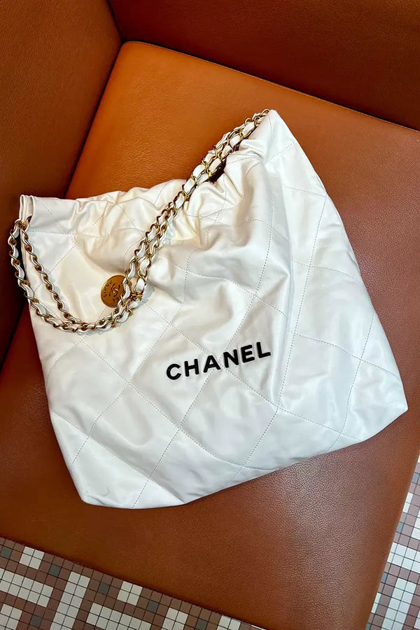 Sac à Épaule Chanel 22 en Cuir de Veau Blanc, article d'occasion, vue de face