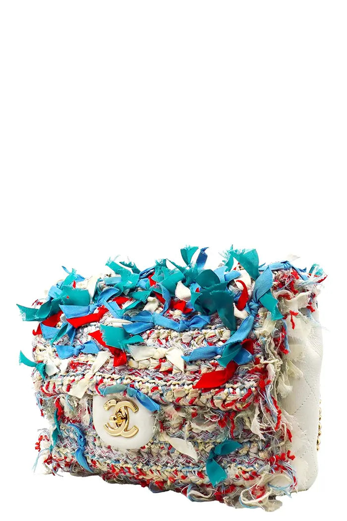 Dreiviertelansicht der Chanel Paris-Cuba Tasche, eine Mischung aus farbenfrohen Materialien und einer ikonischen Silhouette, die in handgefertigter Version neu aufgelegt wurde.
