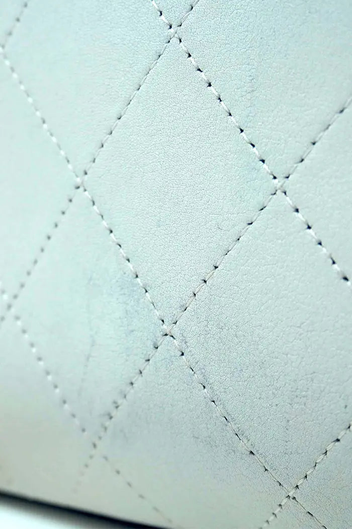 Leichte sichtbare Abnutzungsspuren auf dem beigen Kalbsleder der Chanel-Tasche, diskrete Gebrauchsspuren an einem Sammlerstück.
